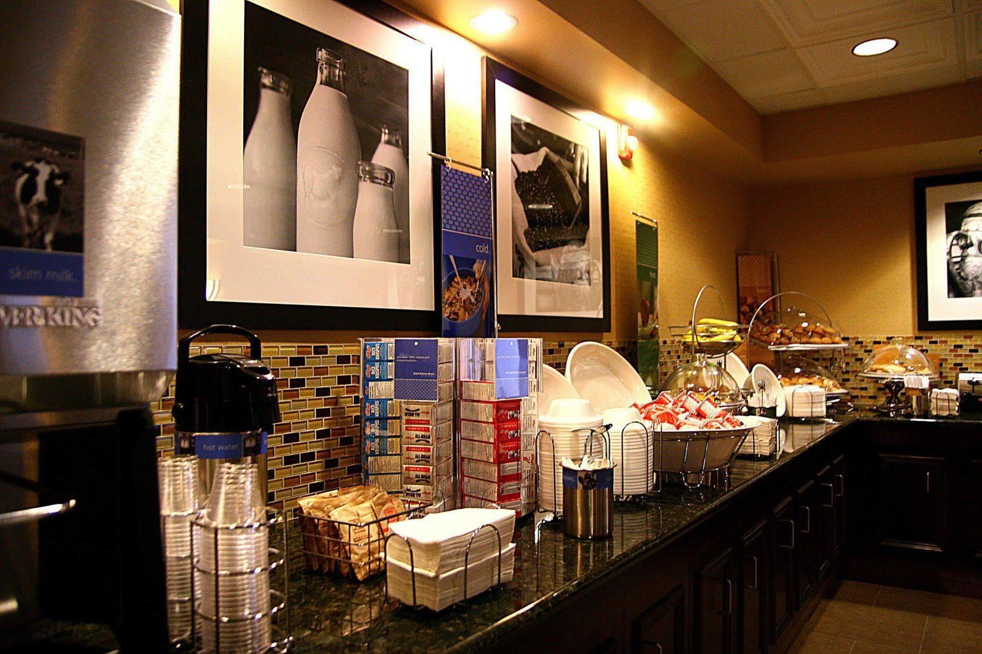 Hampton Inn & Suites Edmonton/West Ресторан фото