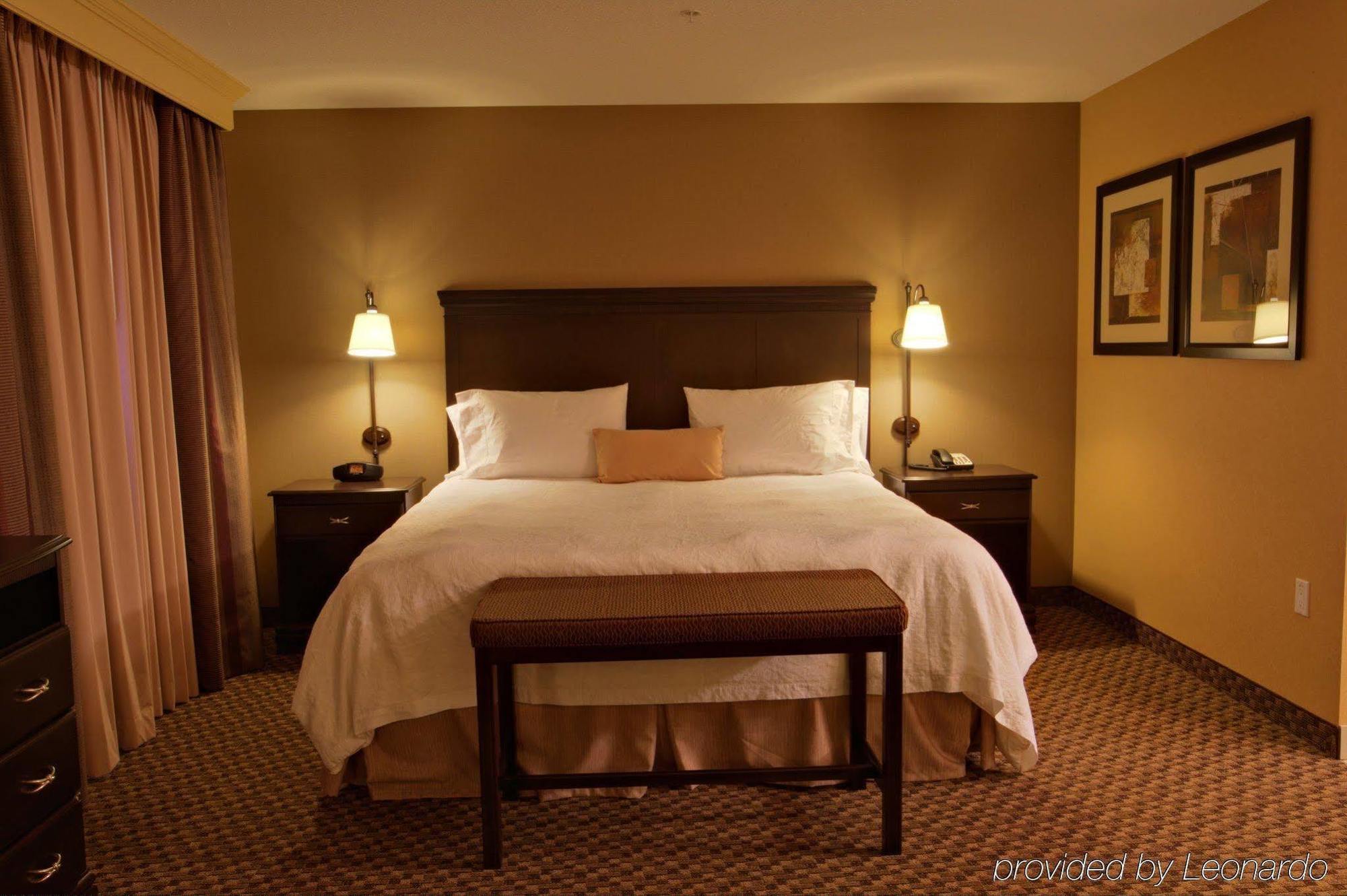 Hampton Inn & Suites Edmonton/West Номер фото