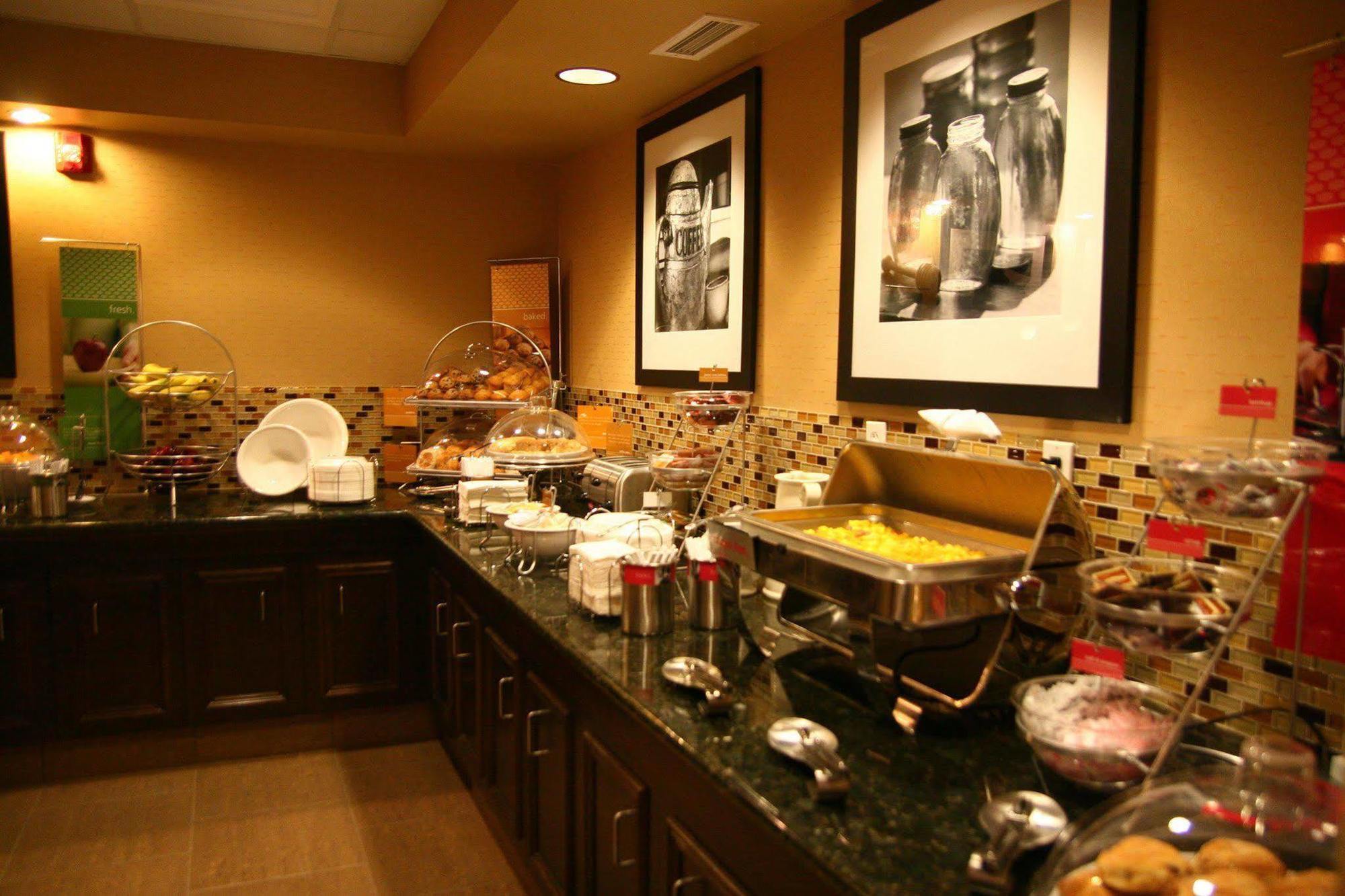 Hampton Inn & Suites Edmonton/West Ресторан фото